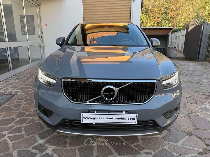 Usata Volvo XC40 Momentum 197 CV (144 kW) 2021 Thunder grey SUV