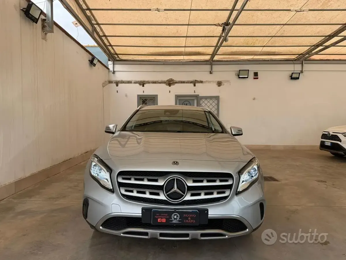 Usata Mercedes GLA180 109 CV (80 kW) 2017 Grigio SUV