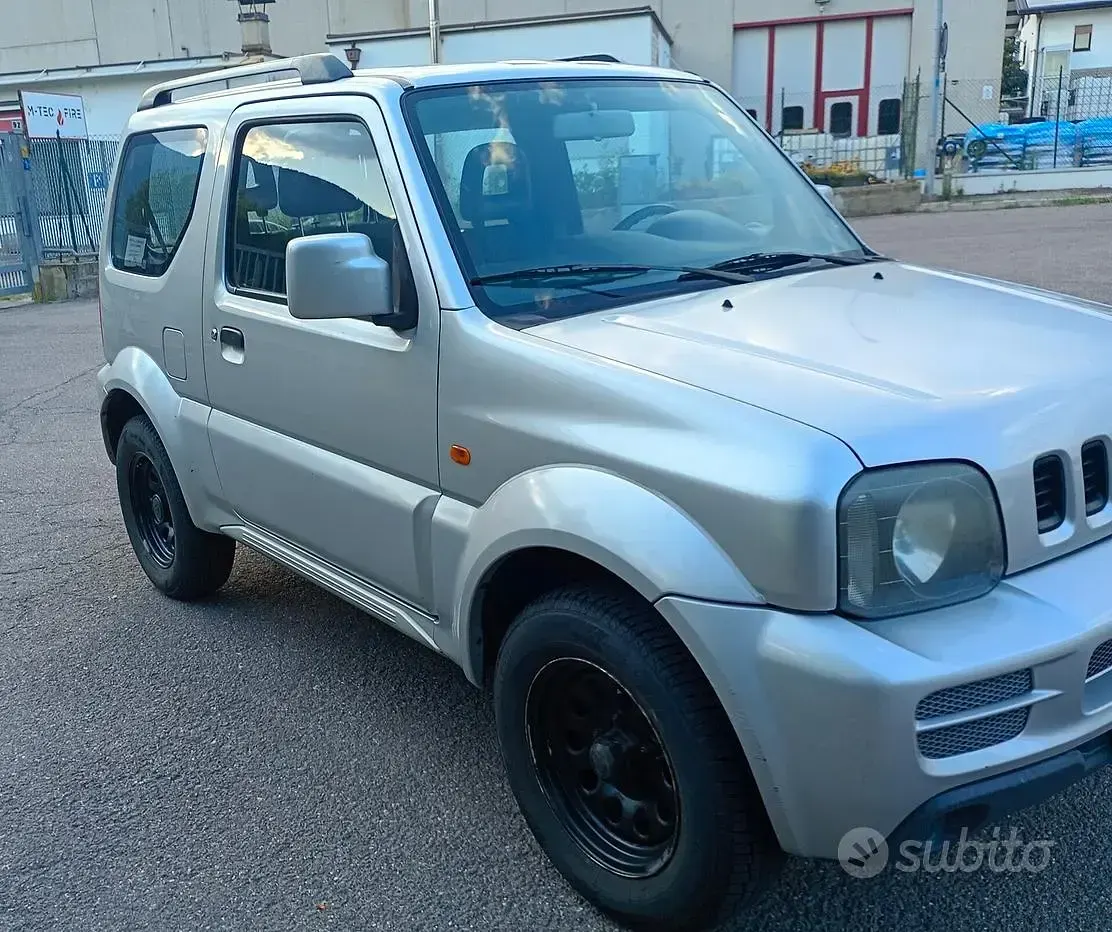 Usata Suzuki Jimny 85 CV (62 kW) 2007 Grigio SUV