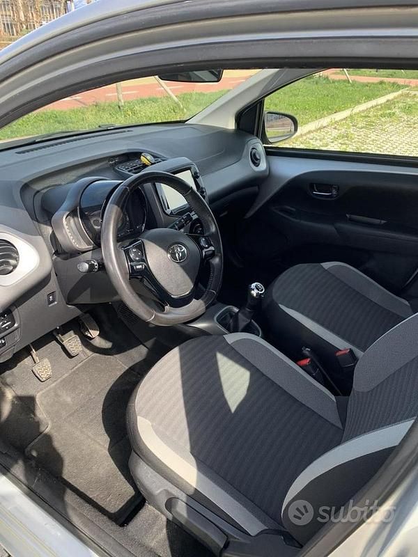 Usata Toyota Aygo Connect Style 72 CV (52 kW) 2020 Grigio Utilitaria