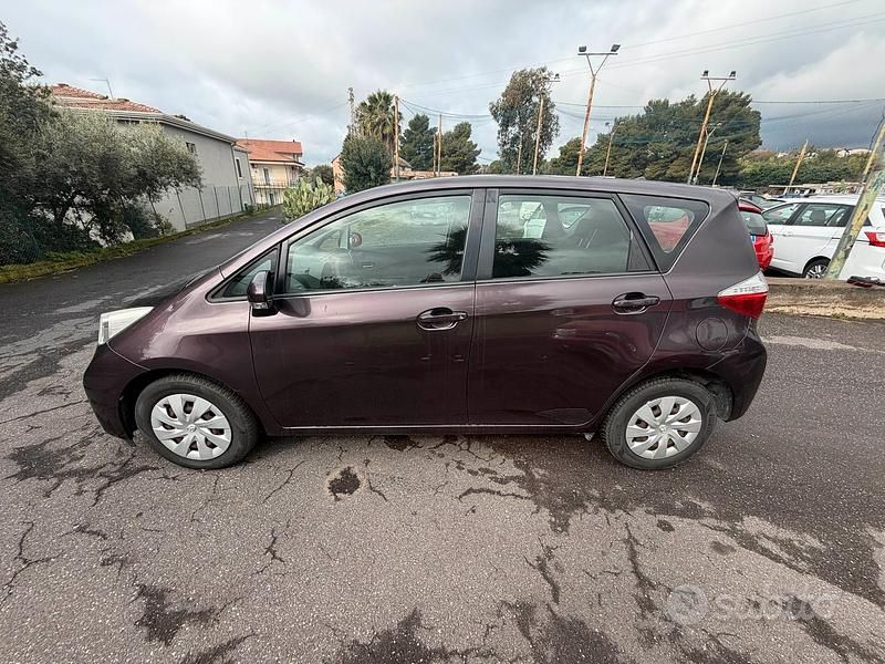 Gebraucht Toyota Verso-S Style 90 PS (66 kW) 2012 Violett Van / Kleinbus