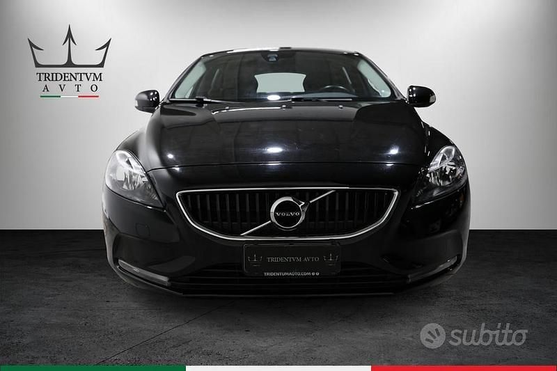 Usata Volvo V40 Momentum 120 CV (88 kW) 2016 Nero Berlina