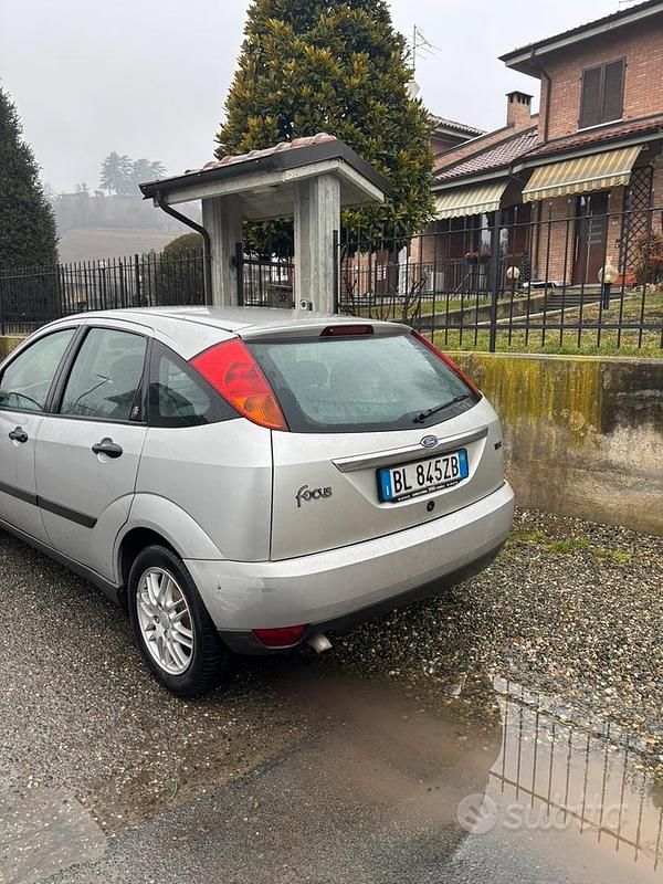 Begagnad Ford Focus 90 HK (66 kW) 2000 Grå Sedan