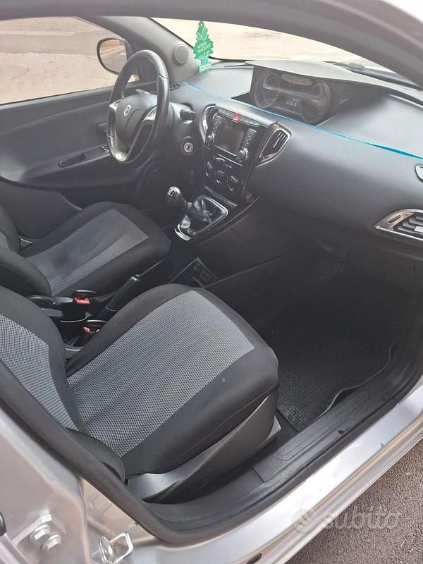 Usata Lancia Ypsilon 95 CV (69 kW) 2016 Grigio Utilitaria