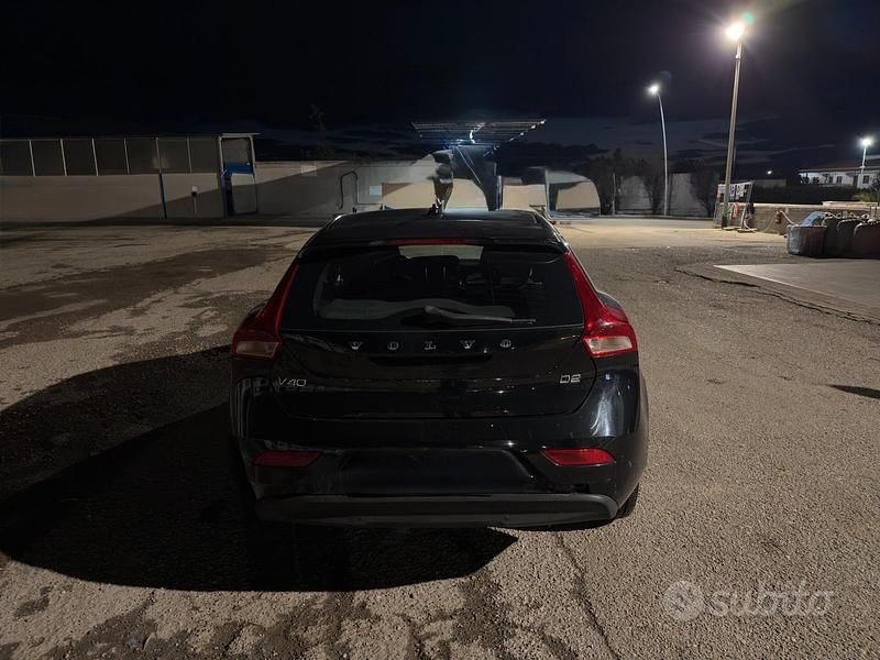 Usata Volvo V40 Inscription 120 CV (88 kW) 2017 Nero Berlina