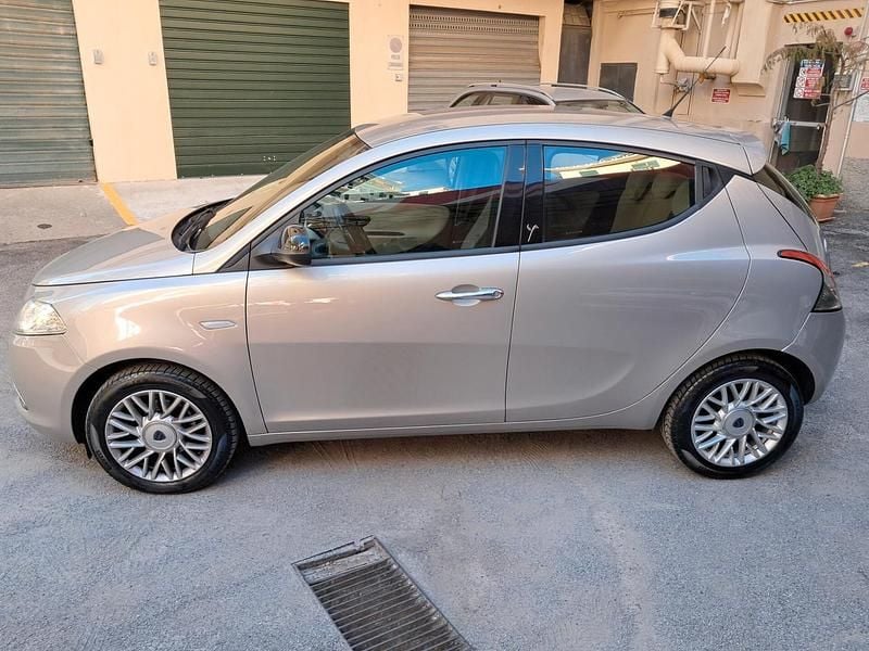 Usata Lancia Ypsilon Gold 69 CV (50 kW) 2015 Argento Utilitaria