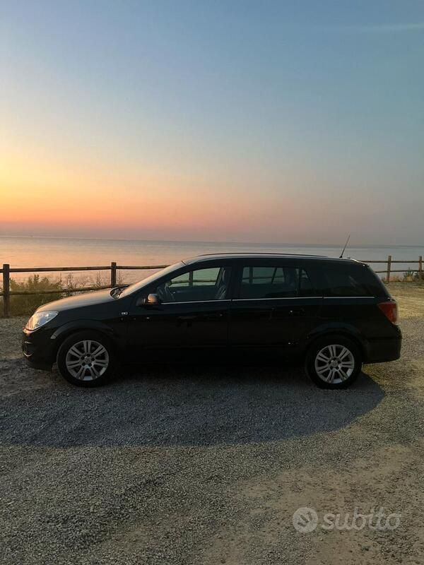 Usata Opel Astra 110 CV (80 kW) 2009 Nero Station wagon