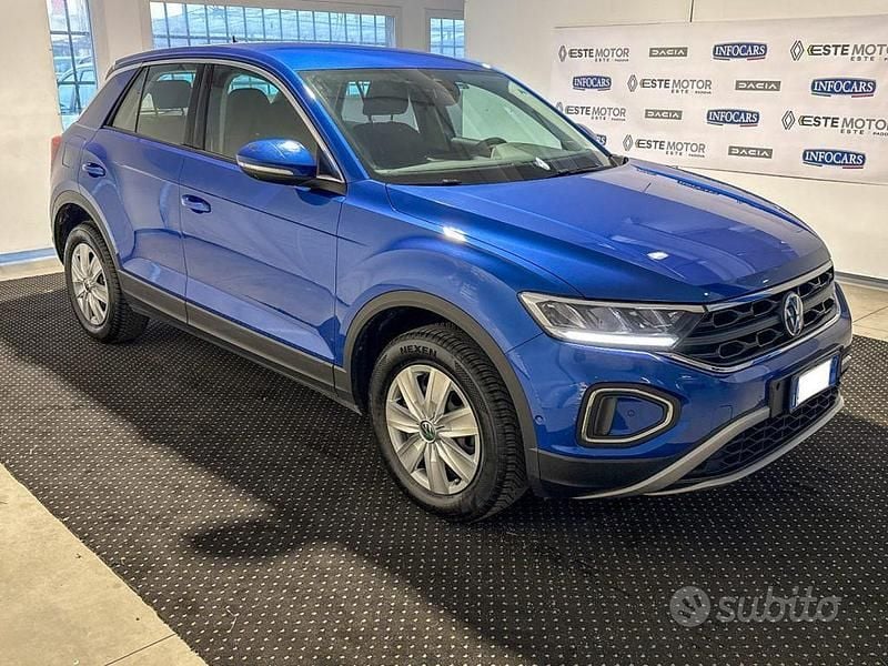 Usata VW T-Roc Life 110 CV (80 kW) 2022 Blu metallizzato SUV
