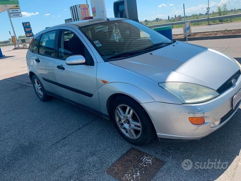 Usata Ford Focus 90 CV (66 kW) 2002 Utilitaria