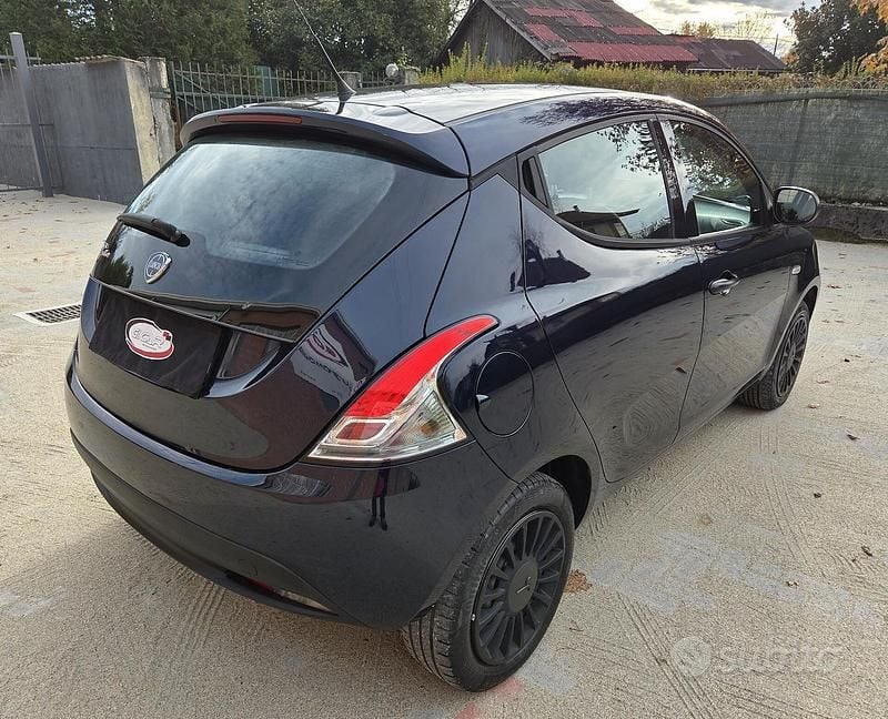 Usata Lancia Ypsilon 69 CV (50 kW) 2019 Blu Utilitaria