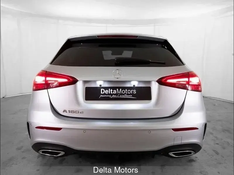Nieuw Mercedes A180 AMG line 116 PK (85 kW) 2026 Zwart Sedan
