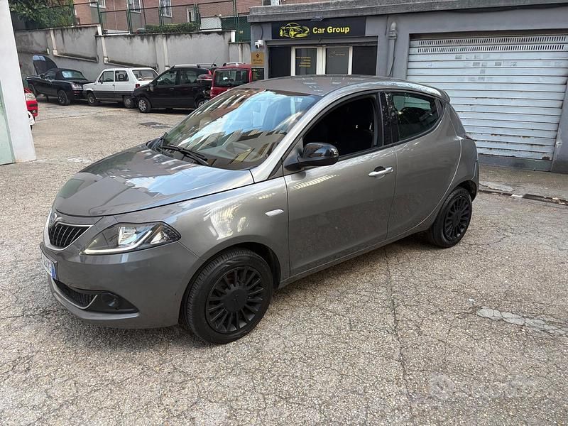 Usata Lancia Ypsilon Gold 69 CV (50 kW) 2022 Grigio Utilitaria