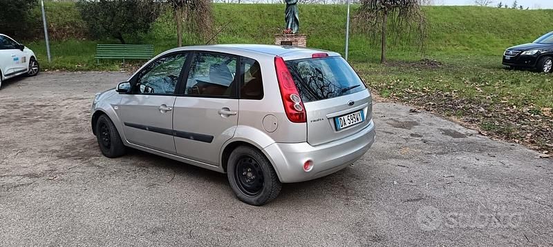 Usata Ford Fiesta 2006 Grigio Utilitaria
