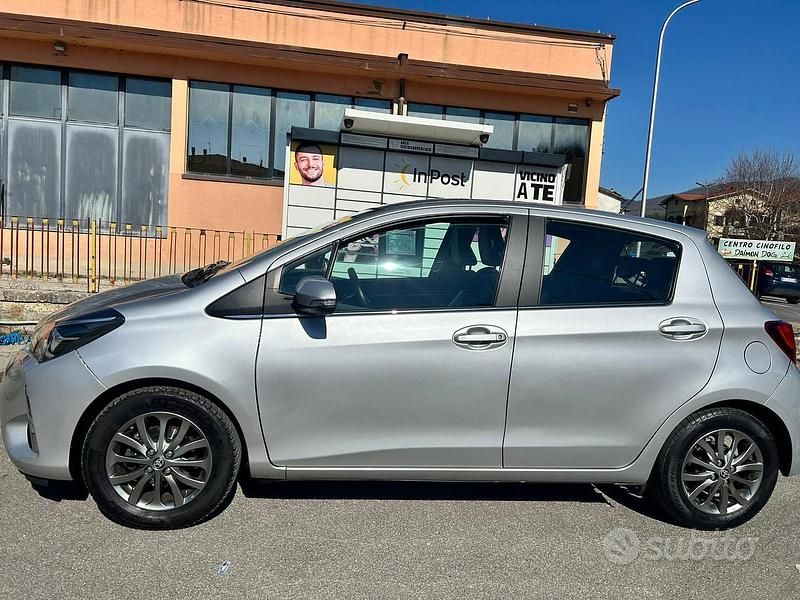 Usata Toyota Yaris 69 CV (50 kW) 2015 Grigio Utilitaria