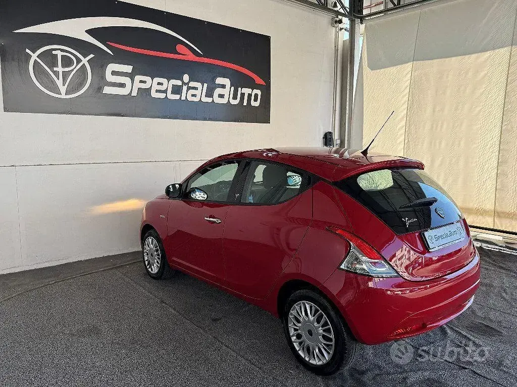 Usata Lancia Ypsilon Platinum 69 CV (50 kW) 2016 Rosso Utilitaria