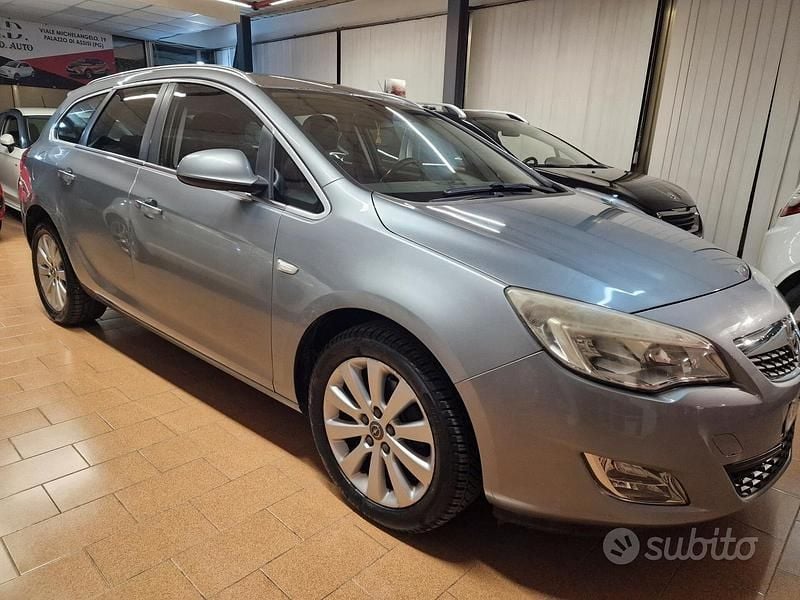 Usata Opel Astra Cosmo 110 CV (80 kW) 2011 Blu Station wagon