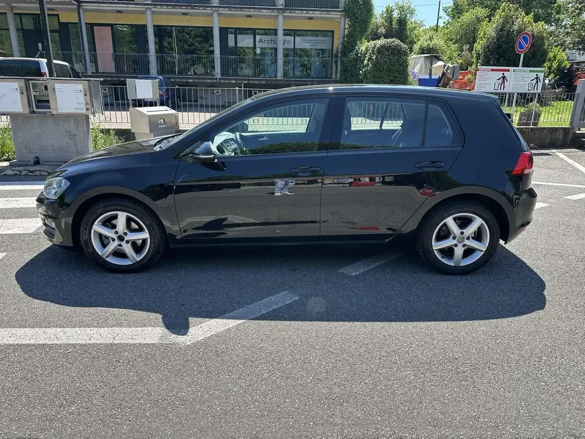 Second-hand VW Golf VII Trendline 105 CP (77 kW) 2014 Negru Berlinǎ