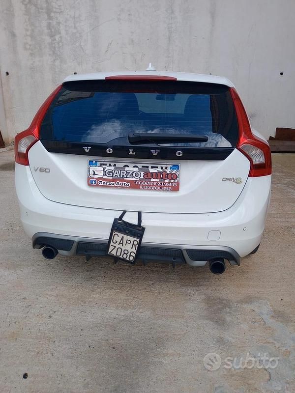 Usata Volvo V60 R-Design 114 CV (83 kW) 2012 Bianco Station wagon