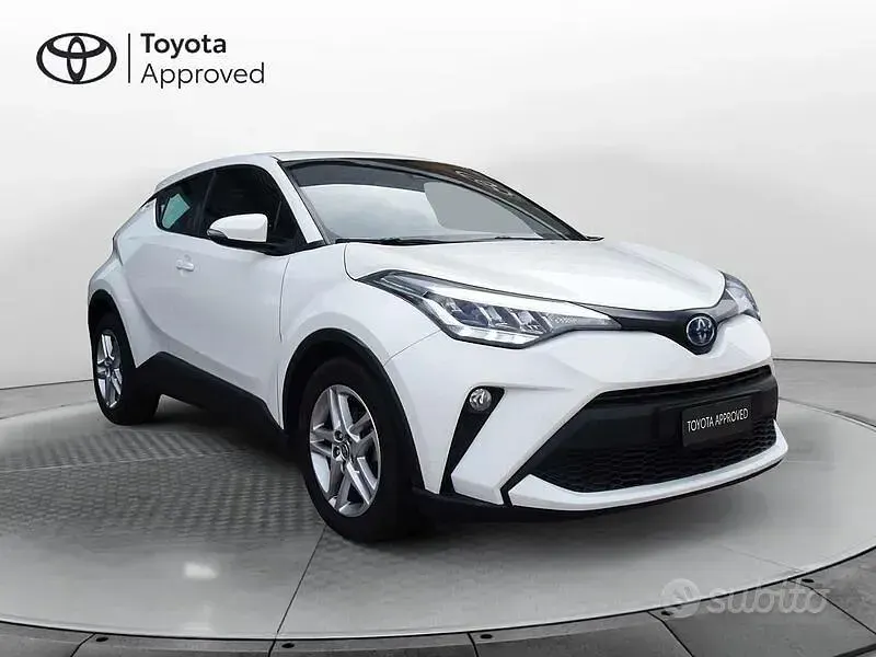 Usata Toyota C-HR Active 122 CV (89 kW) 2023 Bianco SUV