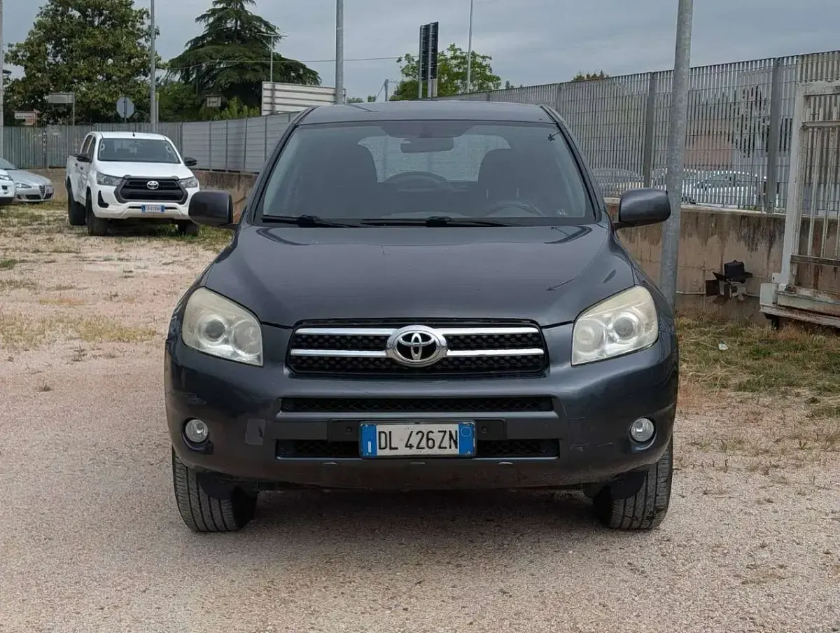 Begagnad Toyota RAV4 136 HK (100 kW) 2007 Grå SUV