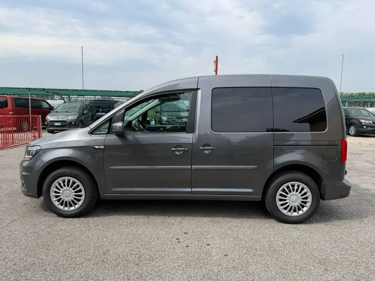 Usata VW Caddy 102 CV (75 kW) 2018 Grigio Monovolume