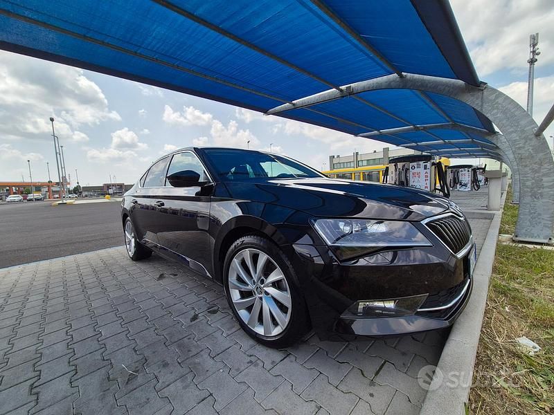 Nero Usata 2016 Skoda Superb Tre volumi | 11.000 € - Immagine 1/4