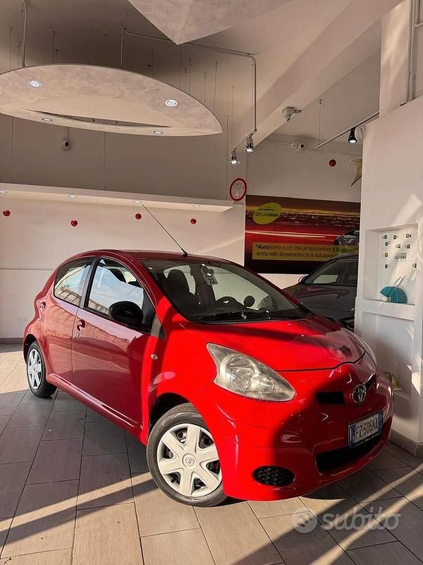 Usata Toyota Aygo Connect Style 67 CV (49 kW) 2010 Rosso Utilitaria