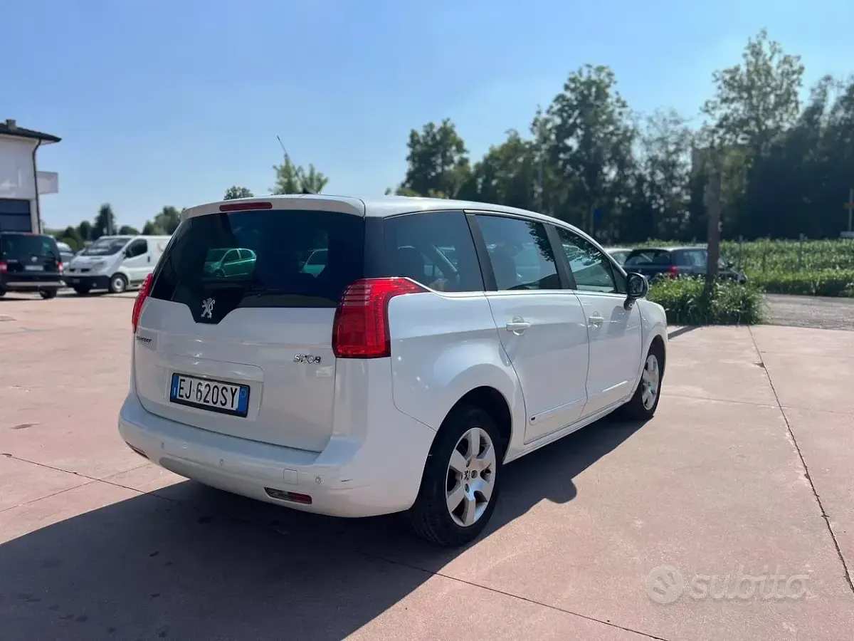 Usata Peugeot 5008 Family 112 CV (82 kW) 2011 Bianco Monovolume