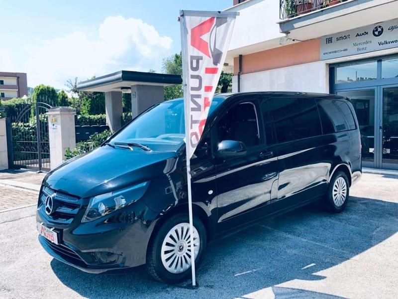 Usata Mercedes Vito 136 CV (100 kW) 2021 Nero metallizzato Furgone