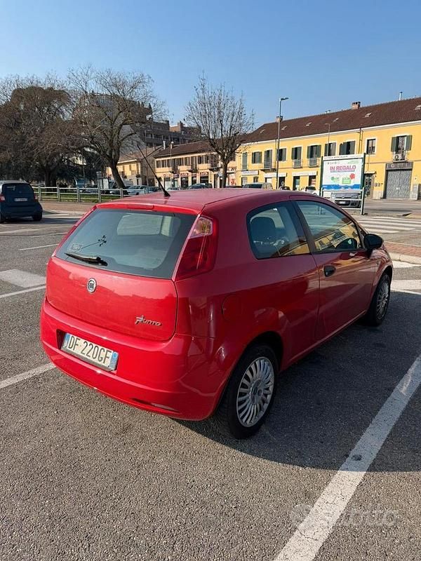 Usata Fiat Grande Punto 65 CV (47 kW) 2007 Rosso Utilitaria