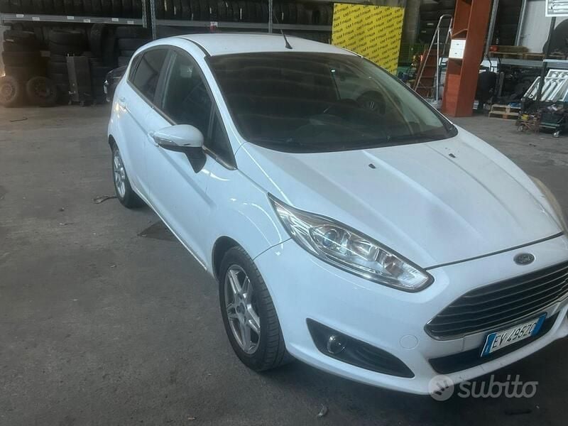 Usata Ford Fiesta 75 CV (55 kW) 2014 Bianco Utilitaria