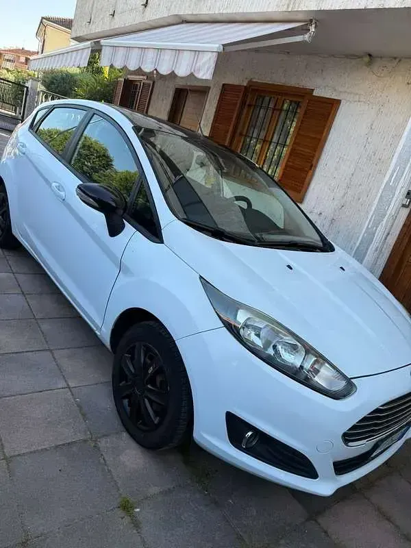 Usata Ford Fiesta 80 CV (58 kW) 2016 Bianco Utilitaria
