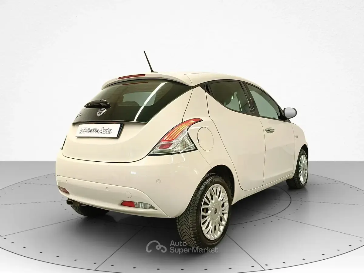 Usata Lancia Ypsilon Gold 95 CV (69 kW) 2017 Bianco Utilitaria