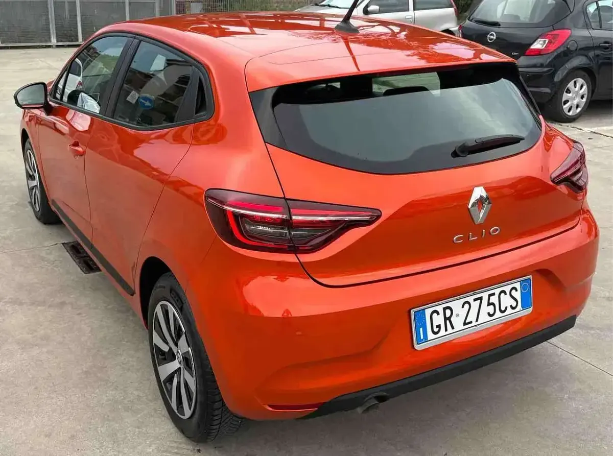Usata Renault Clio V Equilibre 67 CV (49 kW) 2023 Arancione Berlina