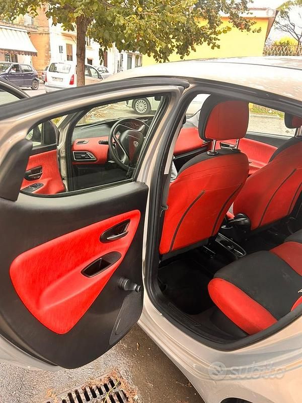 Usata Lancia Ypsilon 85 CV (62 kW) 2014 Grigio Utilitaria