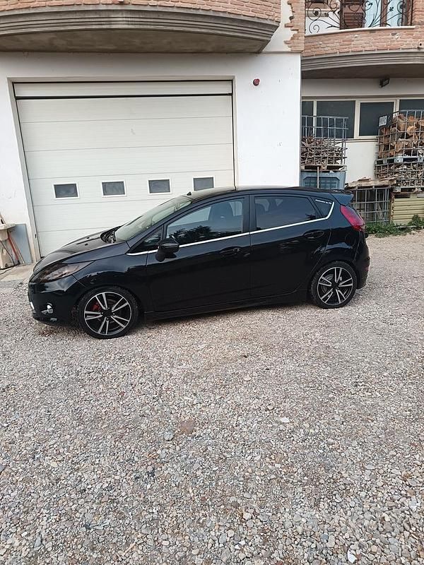 Usata Ford Fiesta 68 CV (50 kW) 2009 Nero Utilitaria