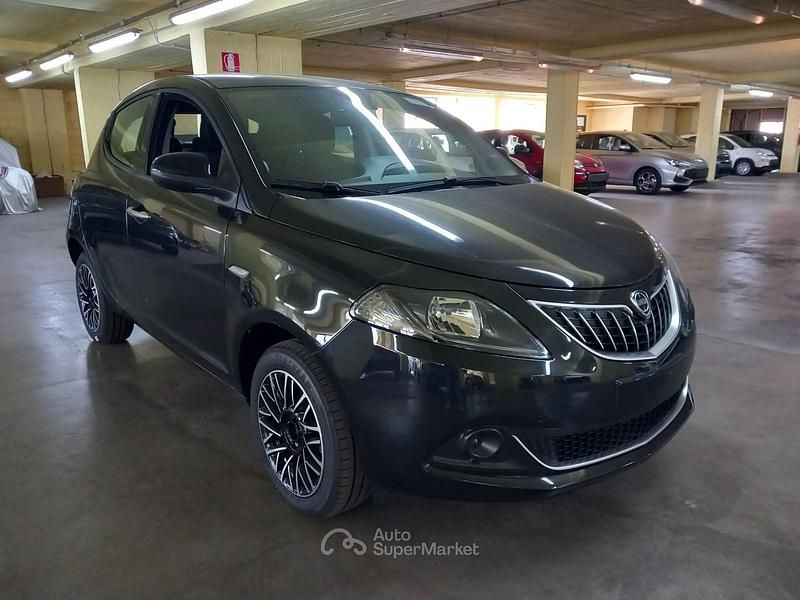 Nero Nuova 2025 Lancia Ypsilon Due volumi | 14.990 € (Buon prezzo) - Immagine 1/4