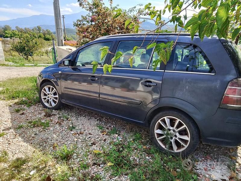 Usata Opel Zafira 150 CV (110 kW) 2006 Blu Monovolume