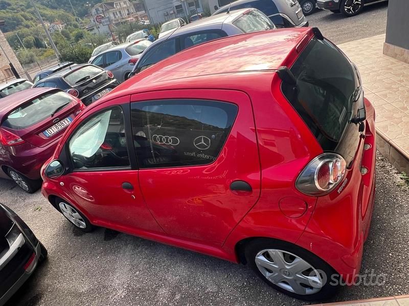 Usata Toyota Aygo 68 CV (50 kW) 2009 Rosso Utilitaria