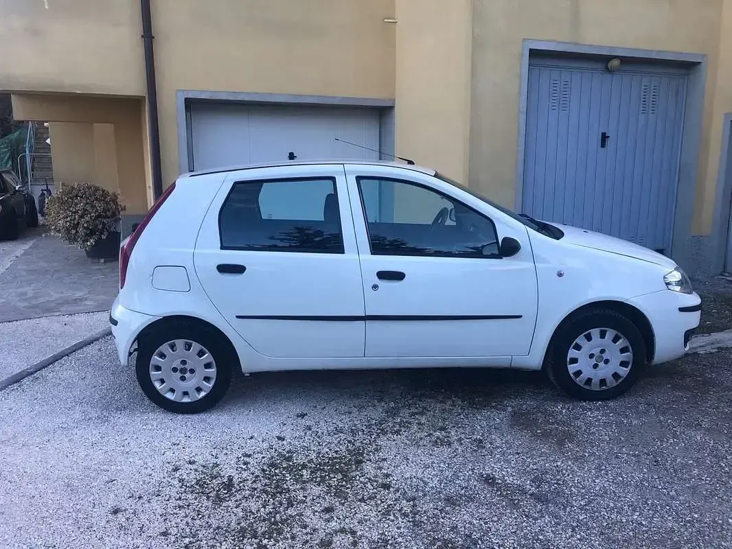 Usado Fiat Punto Classica 60 CV (44 kW) 2009 Blanco Utilitario
