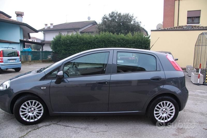 Usata Fiat Punto Lounge 95 CV (69 kW) 2017 Grigio Utilitaria