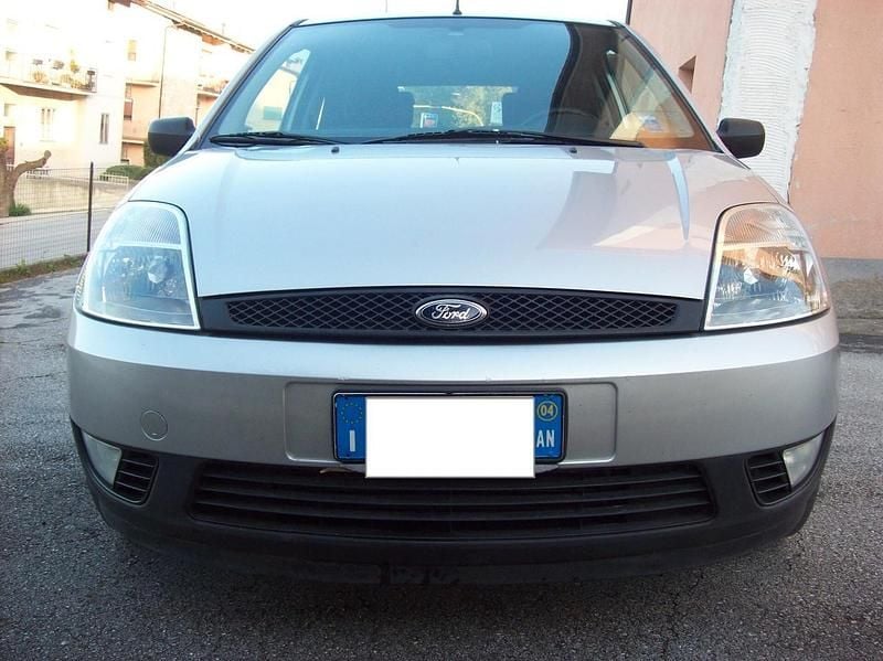 Gebraucht Ford Fiesta 68 PS (50 kW) 2004 Silber Kleinwagen