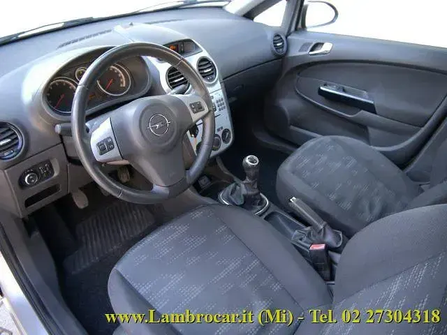 Używany Opel Corsa 84 KM (61 kW) 2011 Srebrny Hatchback