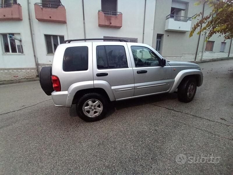 Usata Jeep Cherokee 163 CV (119 kW) 2004 Grigio SUV