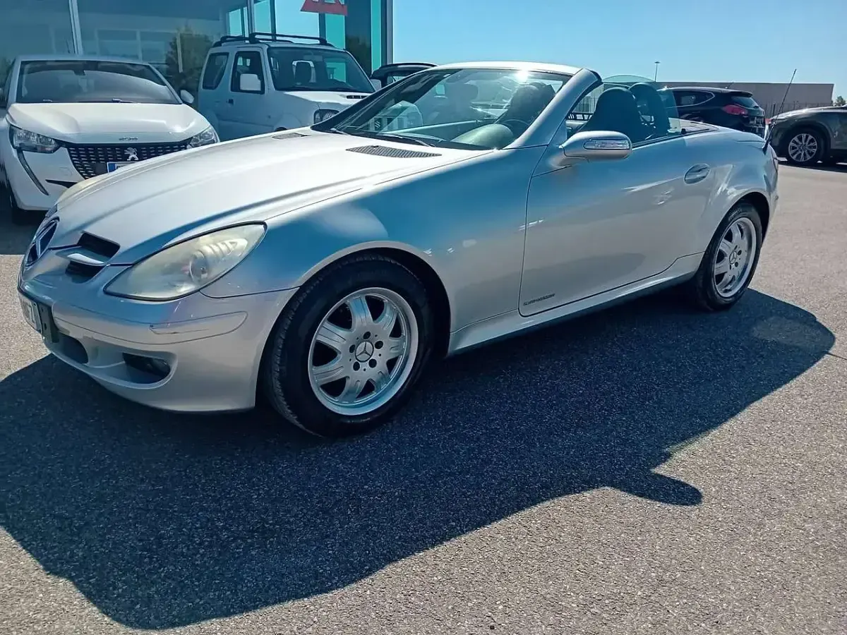 Usata Mercedes SLK200 163 CV (119 kW) 2007 Argento Cabrio