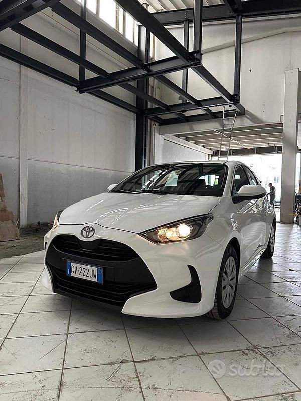 Usata Toyota Yaris Hybrid Active 92 CV (67 kW) 2024 Bianco pastello Berlina