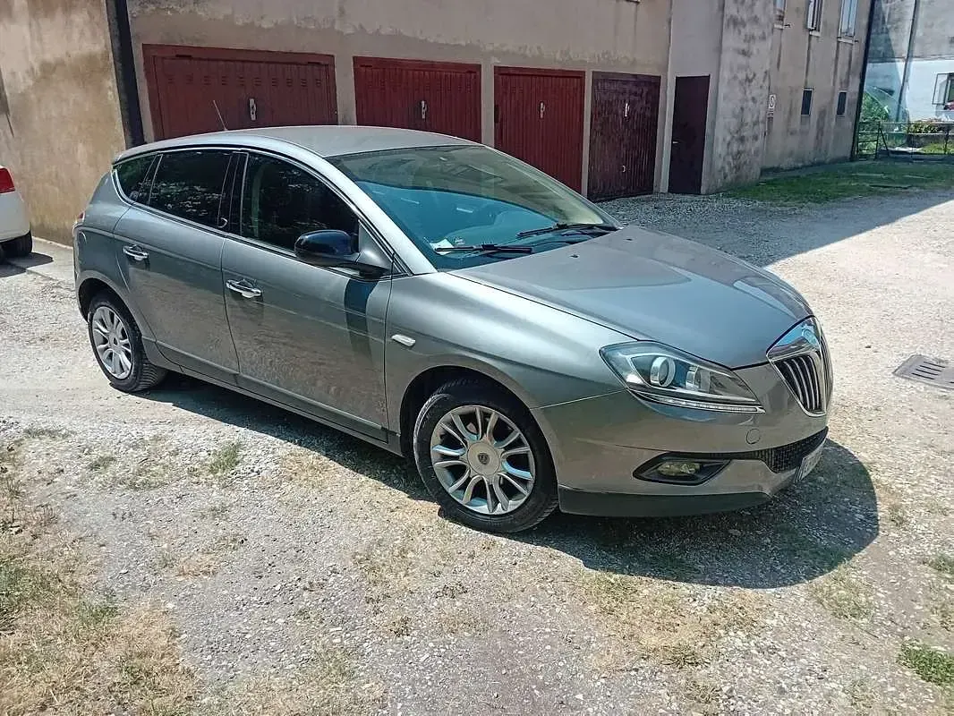 Usata Lancia Delta 120 CV (88 kW) 2010 Utilitaria