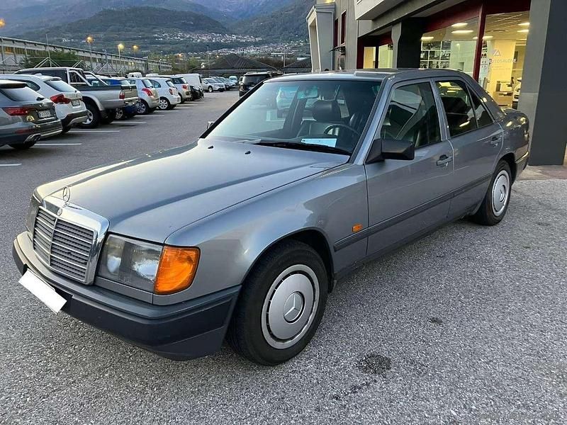 Usata Mercedes E200 122 CV (89 kW) 1989 Grigio Berlina