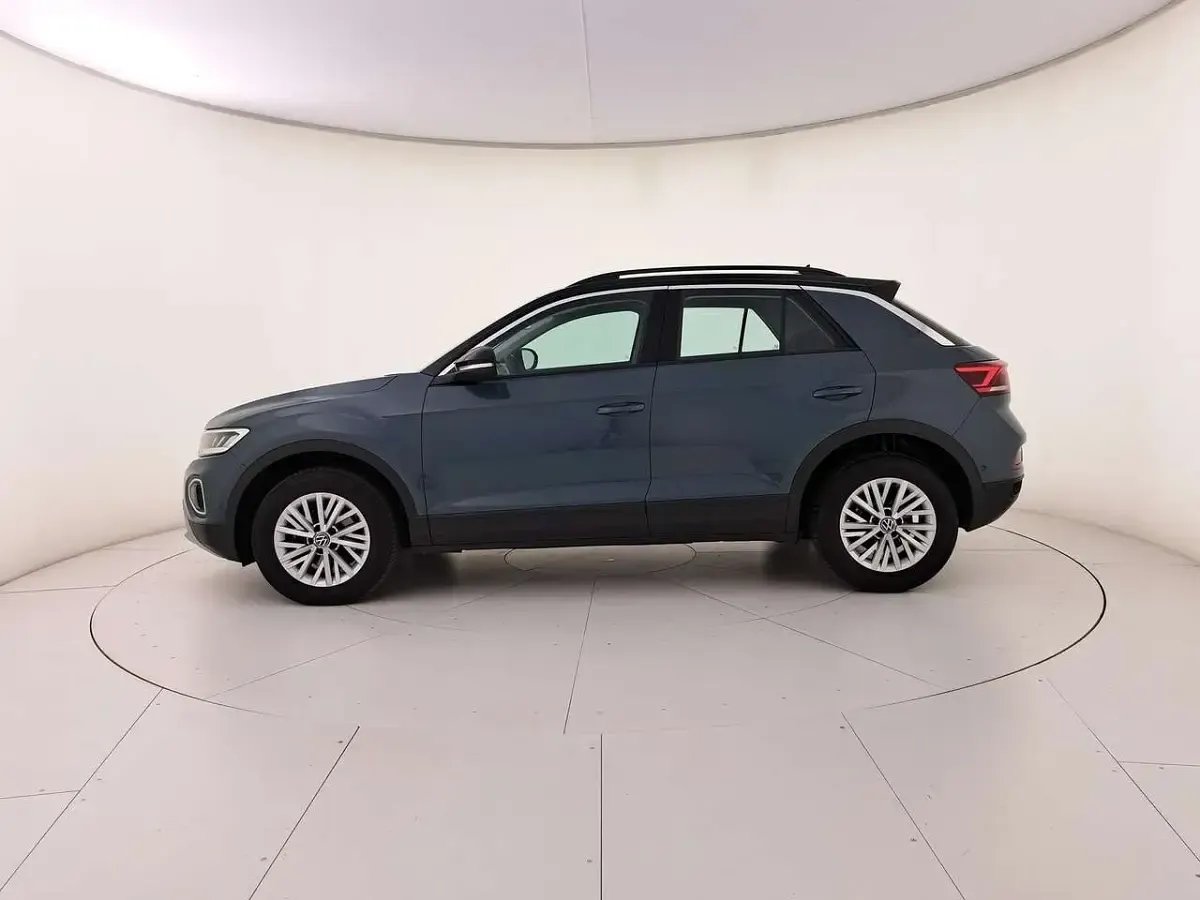 Usata VW T-Roc Life 116 CV (85 kW) 2025 Petroleum blue metallizzato nero SUV