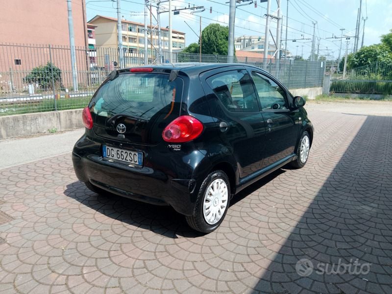 Usata Toyota Aygo 68 CV (50 kW) 2007 Nero Utilitaria